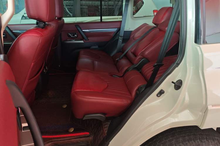 Used Mitsubishi Pajero 2019 3.0L Automatic Standard Edition Interior 4