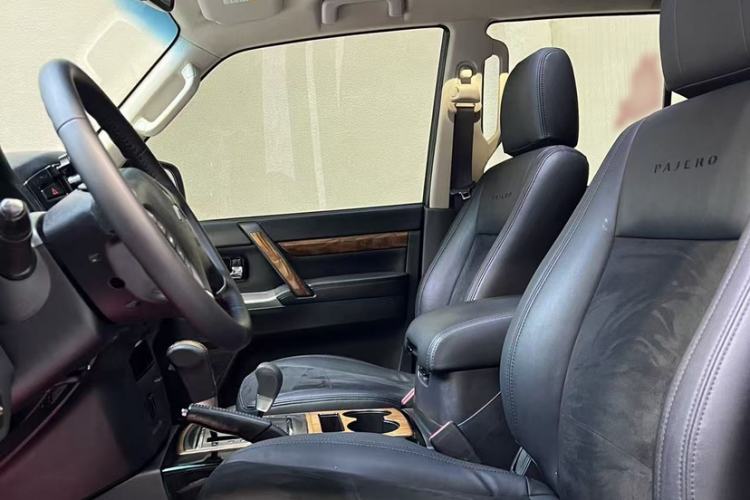 Used Mitsubishi Pajero 2019 3.0L Automatic Standard Edition Interior 4