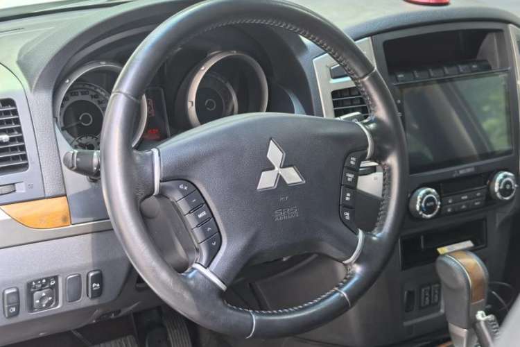 Used Mitsubishi Pajero 2019 3.0L Automatic Comfort Edition Interior 4