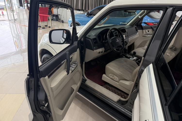 Used Mitsubishi Pajero 2019 V97 3.8L 5-Door GLS Sunroof Dual Differential – Middle East Interior 4