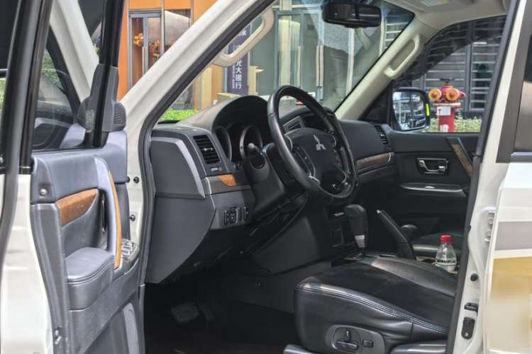 Used Mitsubishi Pajero 2019 3.0L Automatic Comfort Edition Interior 6