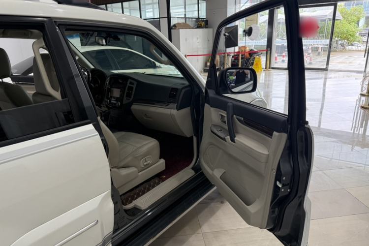 Used Mitsubishi Pajero 2019 V97 3.8L 5-Door GLS Sunroof Dual Differential – Middle East Interior 6