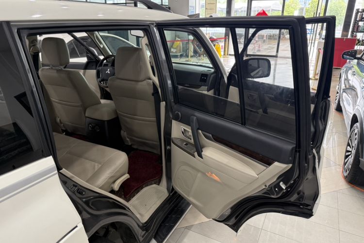 Used Mitsubishi Pajero 2019 V97 3.8L 5-Door GLS Sunroof Dual Differential – Middle East Interior 7