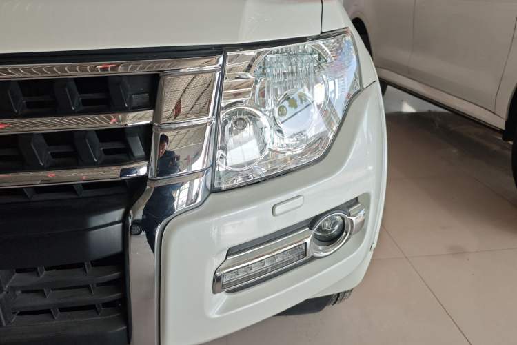 Used Mitsubishi Pajero 2019 3.0L Automatic Standard Edition Left Front Headlight