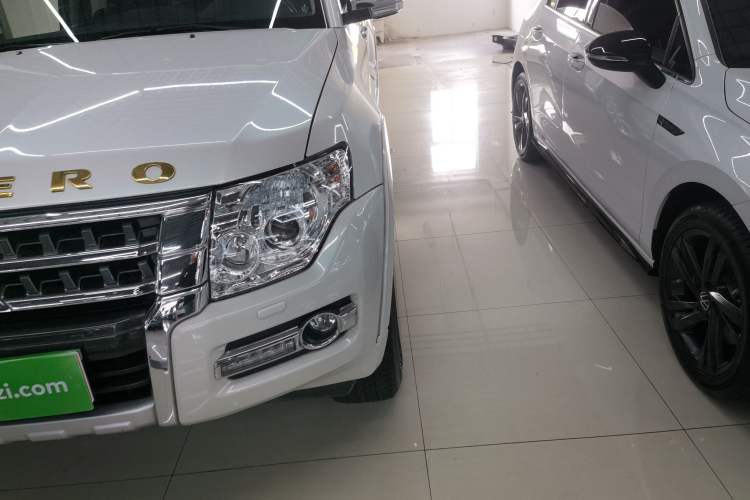 Used Mitsubishi Pajero 2019 3.0L Automatic Luxury Edition Left Front Headlight