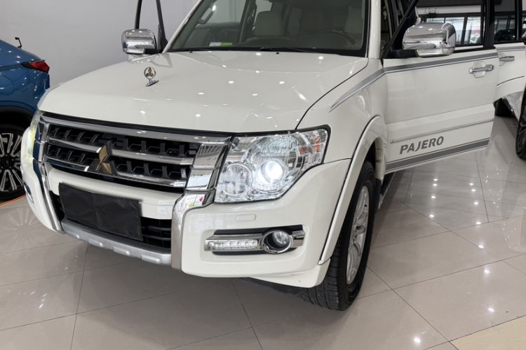 Used Mitsubishi Pajero 2019 V97 3.8L 5-Door GLS Sunroof Dual Differential – Middle East Left Front Headlight