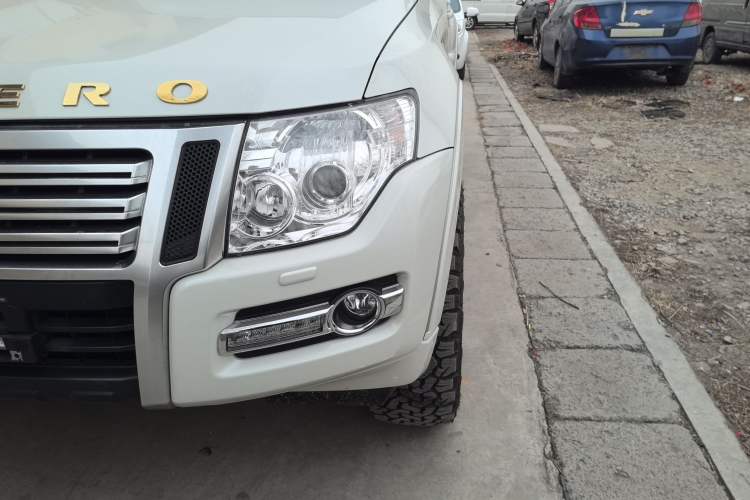 Used Mitsubishi Pajero 2019 3.0L Automatic Standard Edition Left Front Headlight