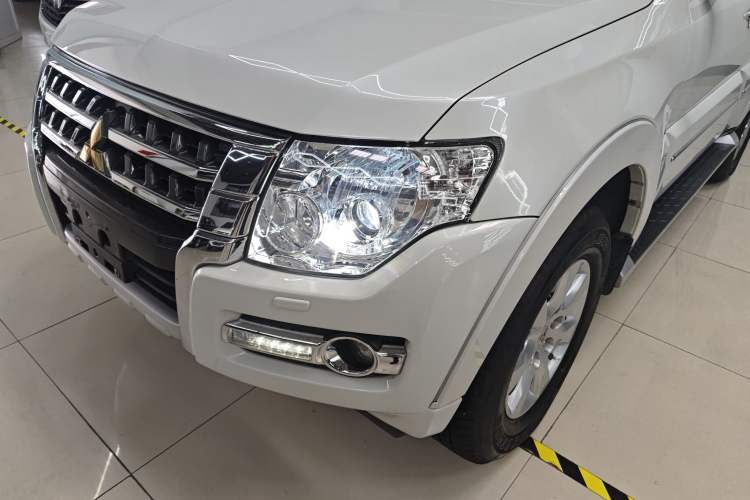 Used Mitsubishi Pajero 2019 3.0L Automatic Prestige Edition Left Front Headlight