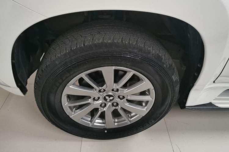 Used Mitsubishi Pajero 2019 3.0L Automatic Standard Edition Left Front Wheel Hub