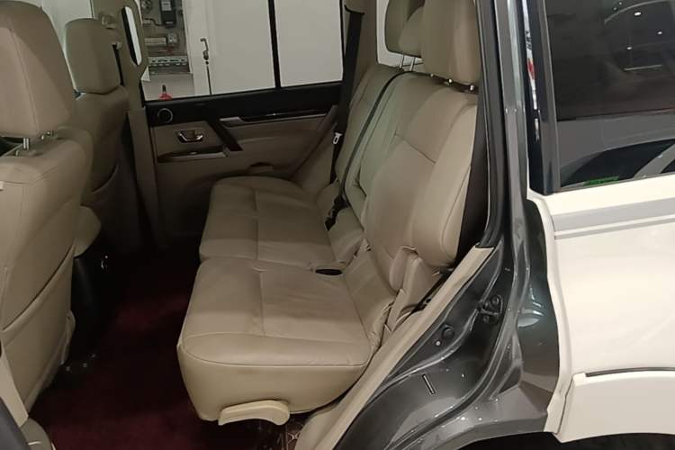 Used Mitsubishi Pajero 2019 V97 3.8L 5-Door GLS Sunroof Dual Differential – Middle East Left Rear Seat