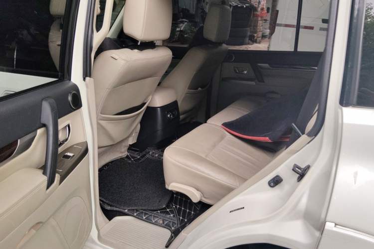 Used Mitsubishi Pajero 2019 V97 3.8L 5-Door GLS Middle East Edition Left Rear Seat