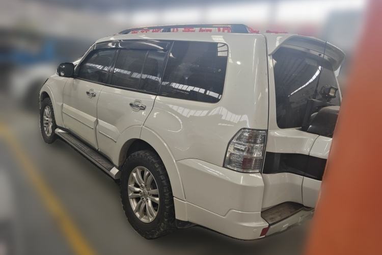 Used Mitsubishi Pajero  Rear Left 45 Deg