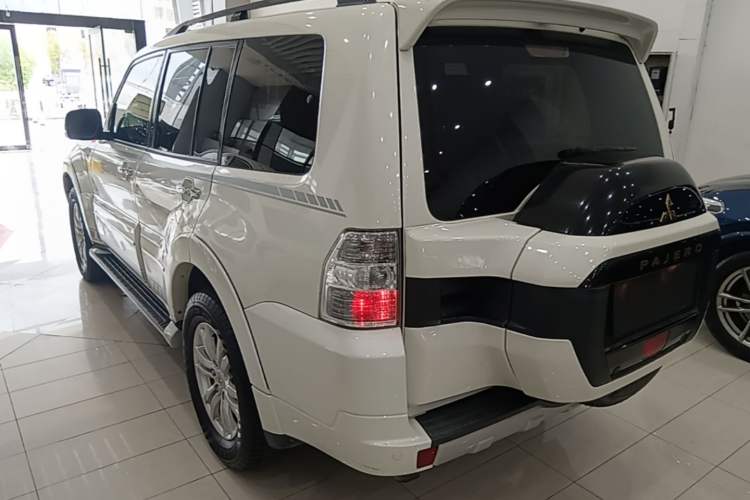Used Mitsubishi Pajero 2019 V97 3.8L 5-Door GLS Sunroof Dual Differential – Middle East Rear Left 45 Deg