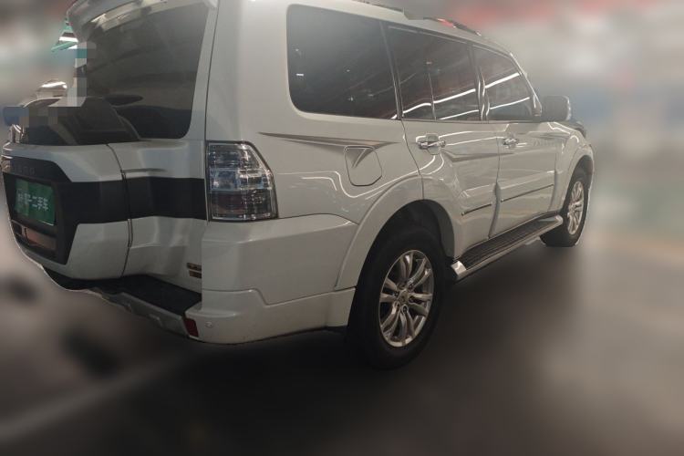Used Mitsubishi Pajero  Rear Right 45 Deg
