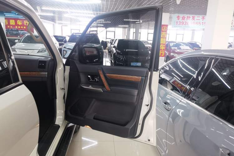 Used Mitsubishi Pajero 2019 3.0L Automatic Luxury Edition Right Front Door Interior