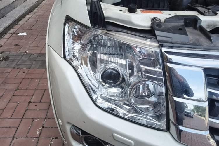Used Mitsubishi Pajero  Right Front Headlight