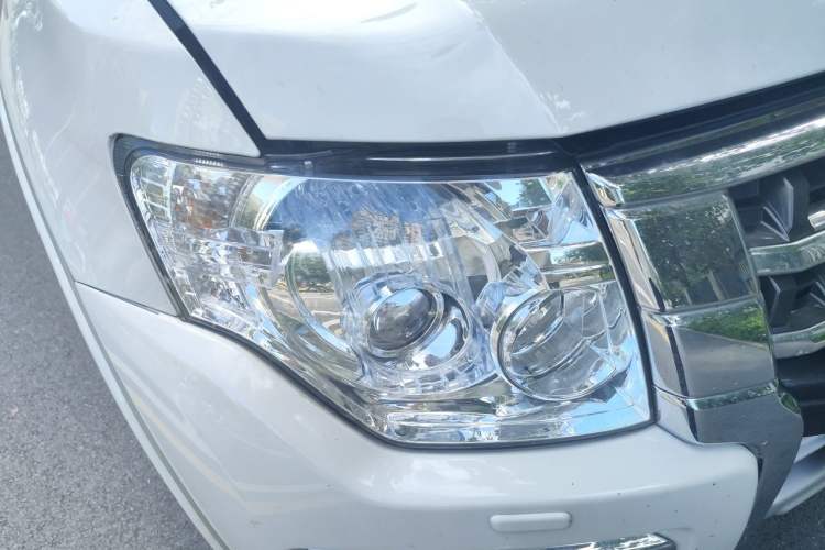 Used Mitsubishi Pajero  Right Front Headlight