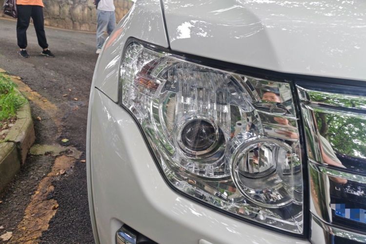 Used Mitsubishi Pajero  Right Front Headlight
