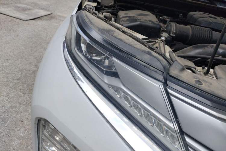 Used Mitsubishi Pajero  Right Front Headlight