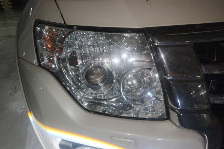 Used Mitsubishi Pajero  Right Front Headlight