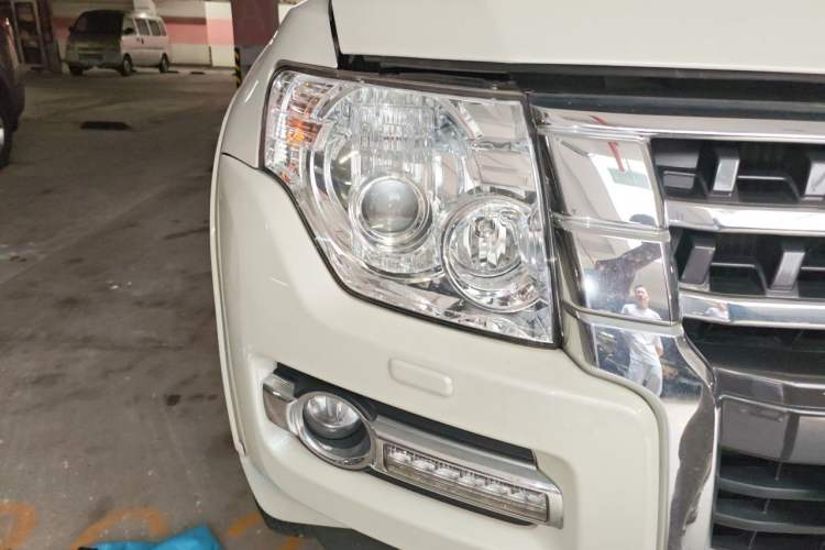 Used Mitsubishi Pajero 2019 V97 3.8L 5-Door GLS Sunroof Dual Differential – Middle East Right Front Headlight