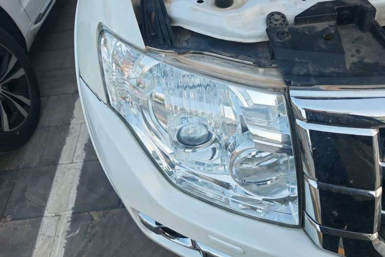 Used Mitsubishi Pajero  Right Front Headlight