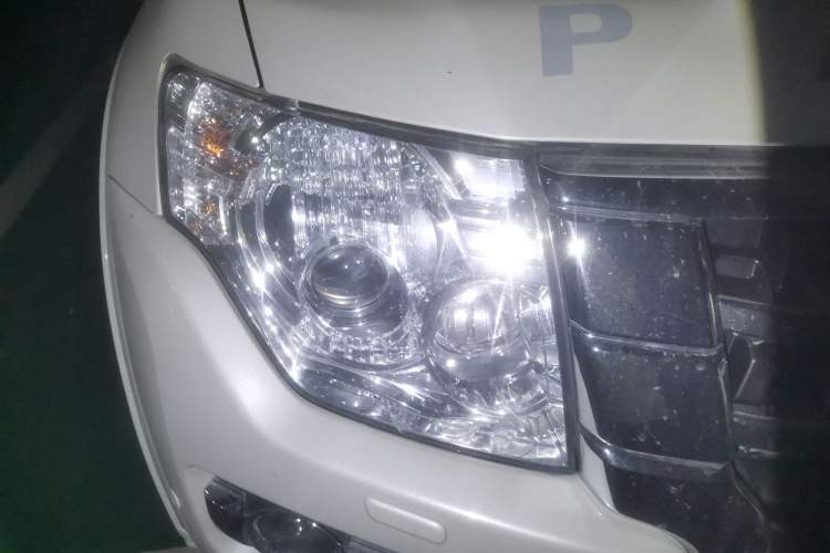 Used Mitsubishi Pajero  Right Front Headlight
