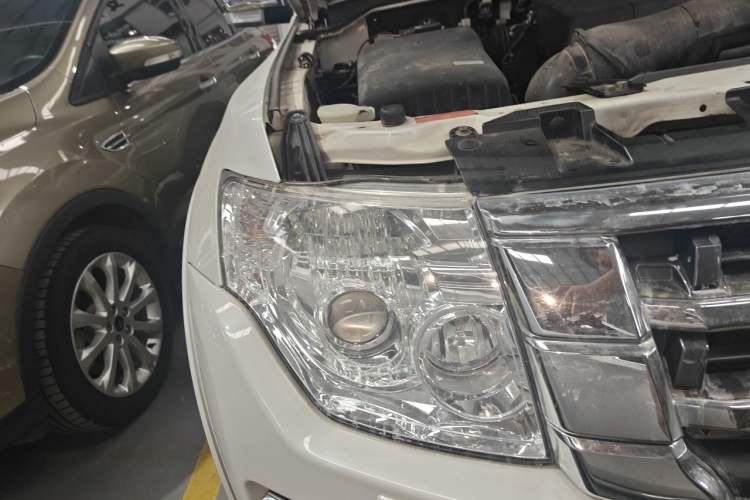 Used Mitsubishi Pajero  Right Front Headlight