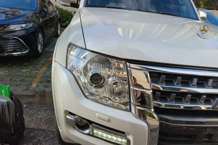 Used Mitsubishi Pajero 2019 V97 3.8L 5-Door GLS Sunroof Dual Differential – Middle East Right Front Headlight