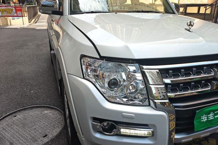 Used Mitsubishi Pajero 2019 V97 3.8L 5-Door GLS Middle East Edition Right Front Headlight