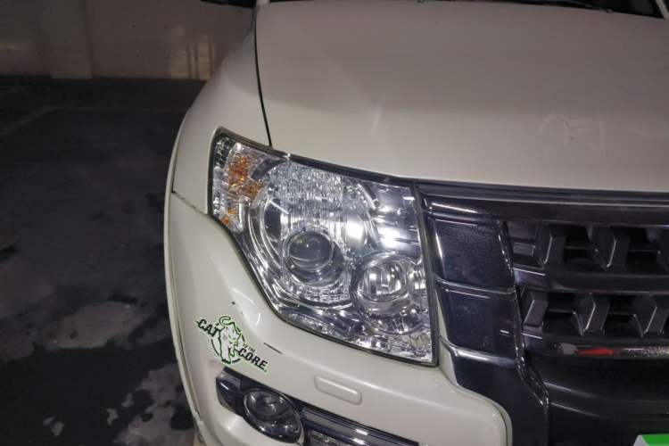 Used Mitsubishi Pajero  Right Front Headlight