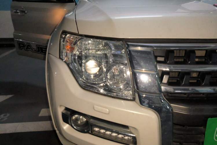 Used Mitsubishi Pajero  Right Front Headlight