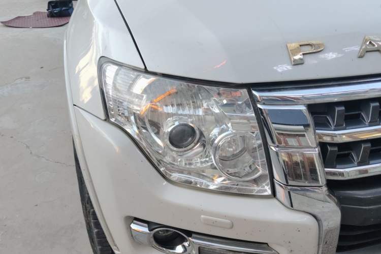 Used Mitsubishi Pajero 2019 V97 3.8L 5-Door GLS Sunroof Dual Differential – Middle East Right Front Headlight