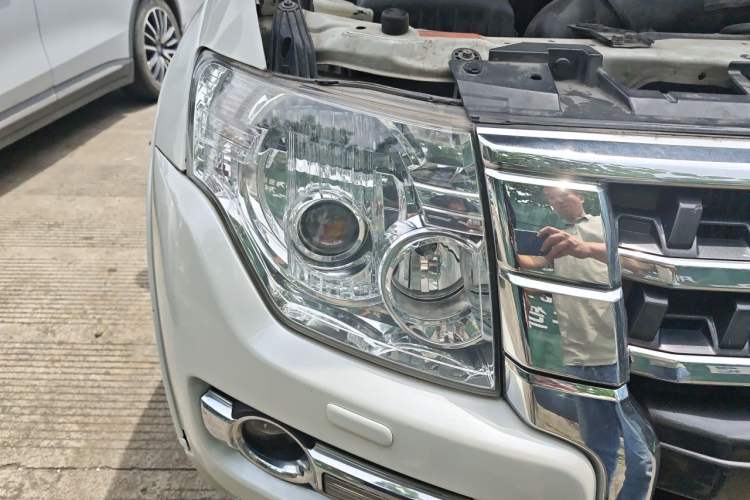 Used Mitsubishi Pajero  Right Front Headlight