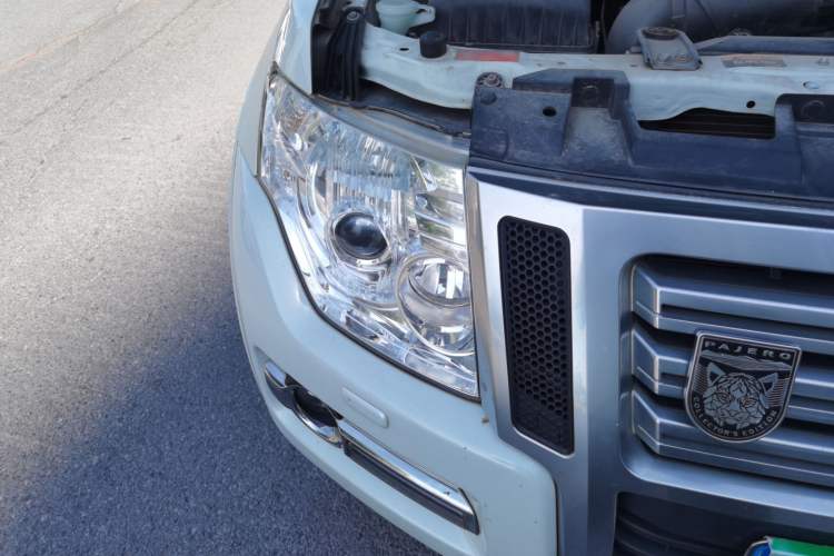 Used Mitsubishi Pajero 2019 3.0L Automatic Comfort Edition Right Front Headlight