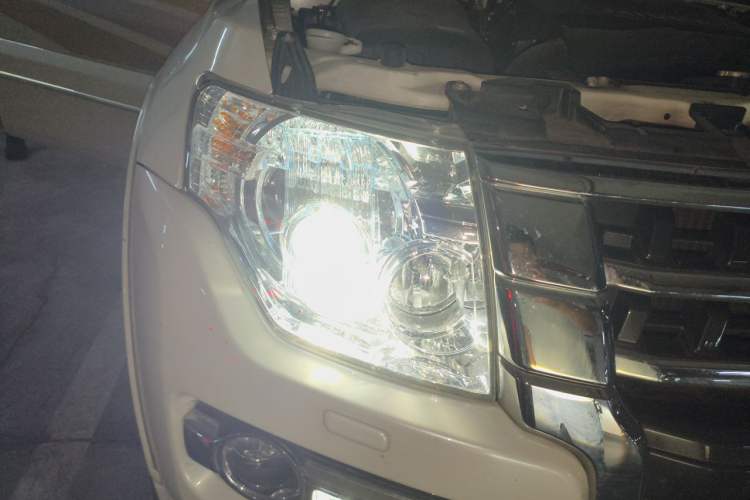 Used Mitsubishi Pajero 2019 V97 3.8L 5-Door GLS Sunroof Dual Differential – Middle East Right Front Headlight