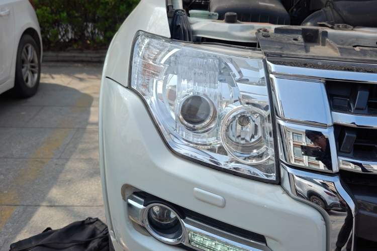 Used Mitsubishi Pajero 2019 V97 3.8L 5-Door GLS Sunroof Dual Differential – Middle East Right Front Headlight