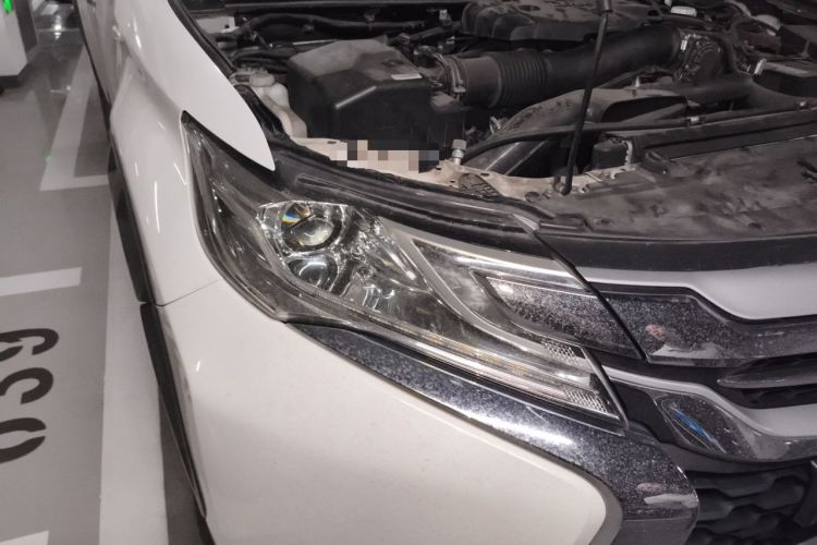 Used Mitsubishi Pajero  Right Front Headlight