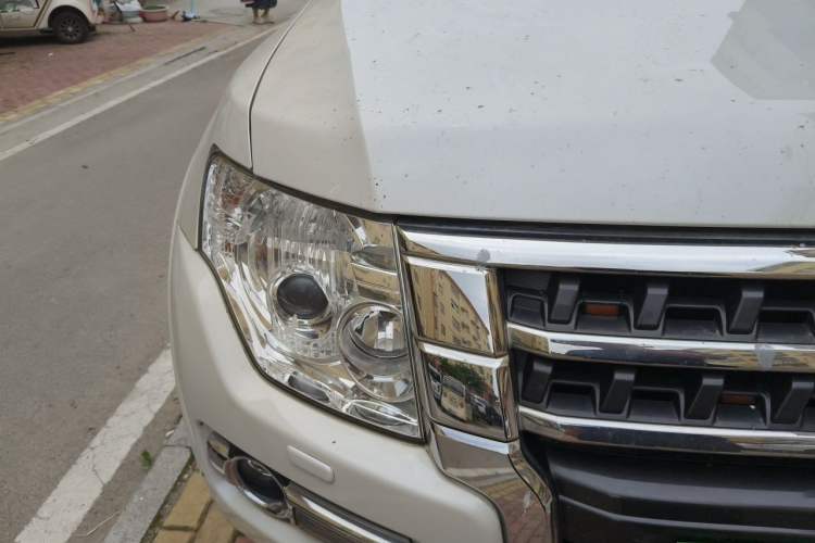 Used Mitsubishi Pajero  Right Front Headlight