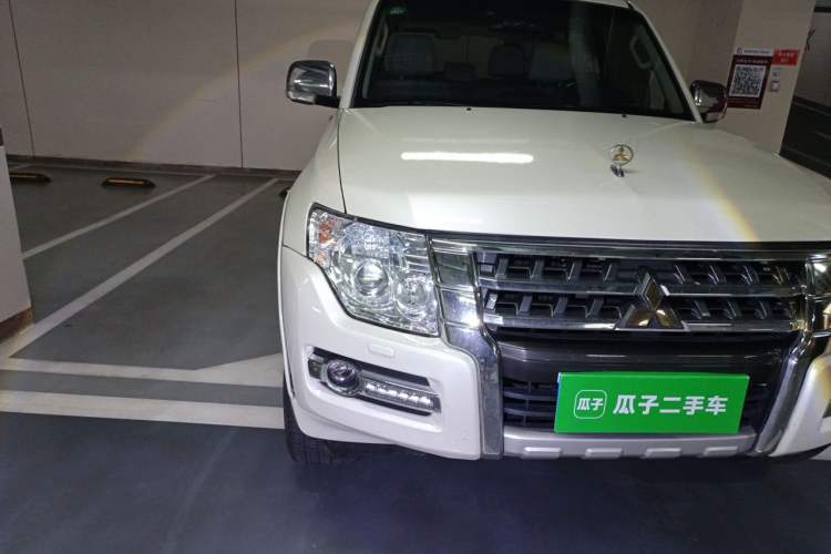 Used Mitsubishi Pajero  Right Front Headlight