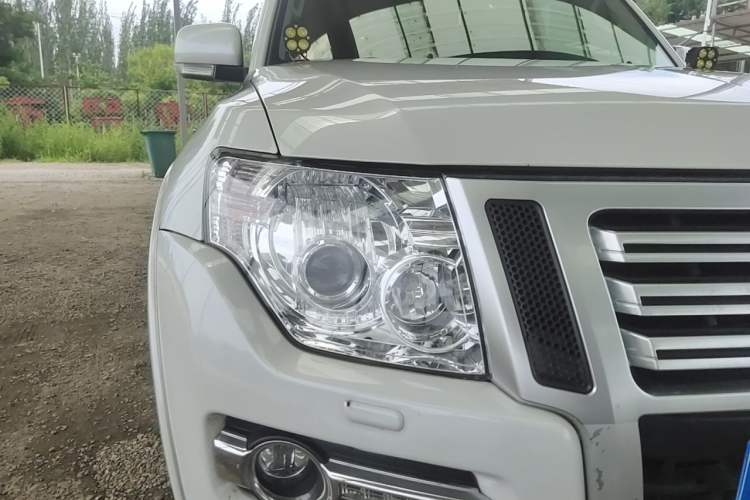 Used Mitsubishi Pajero 2019 3.0L Automatic Standard Edition Right Front Headlight