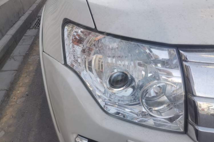 Used Mitsubishi Pajero  Right Front Headlight