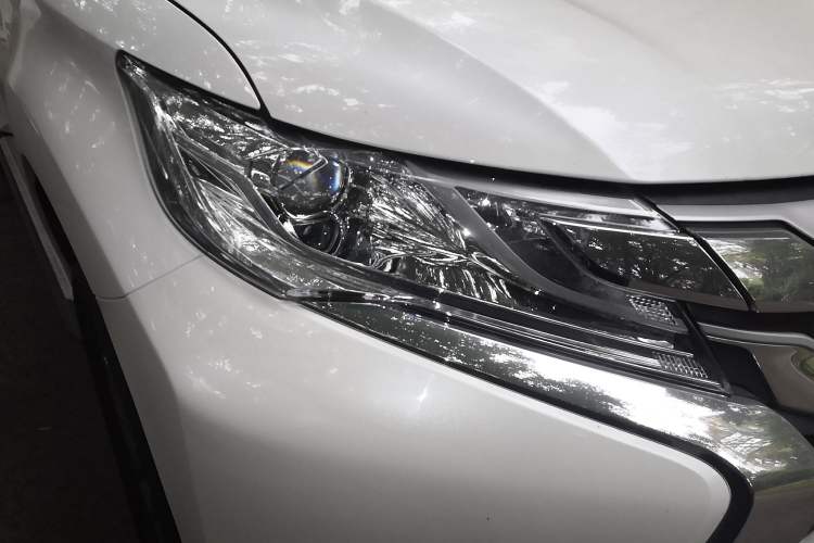 Used Mitsubishi Pajero 2019 3.0L Automatic Standard Edition Right Front Headlight