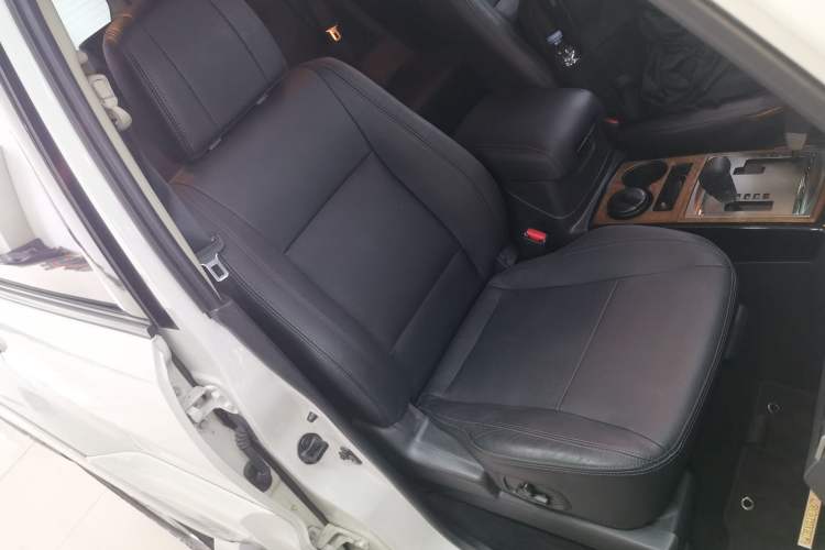 Used Mitsubishi Pajero 2019 3.0L Automatic Luxury Edition Right Front Seat