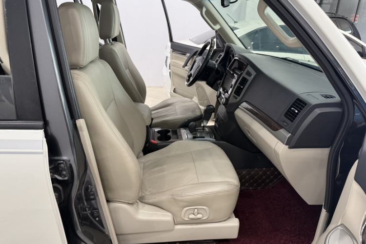 Used Mitsubishi Pajero 2019 V97 3.8L 5-Door GLS Sunroof Dual Differential – Middle East Right Front Seat