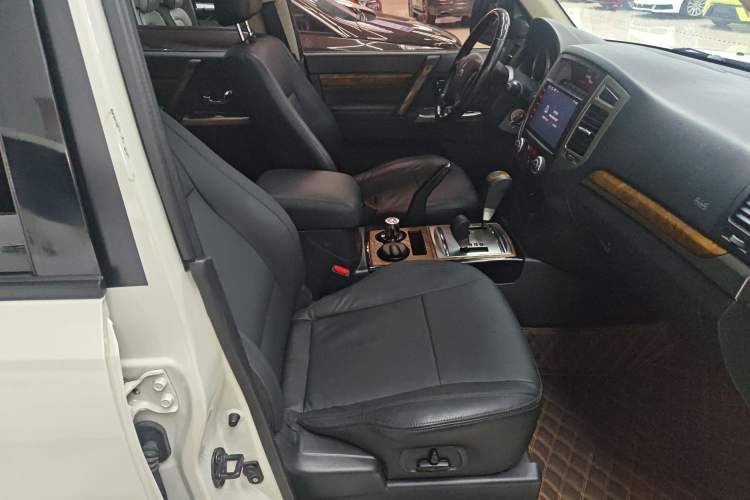 Used Mitsubishi Pajero 2019 3.0L Automatic Prestige Edition Right Front Seat