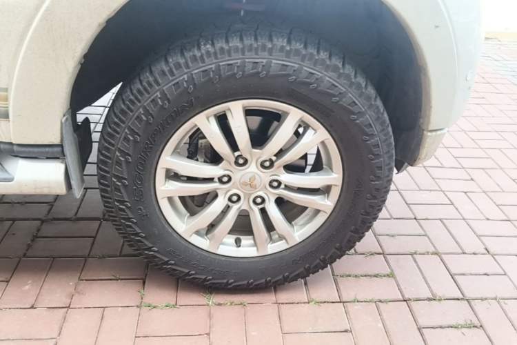 Used Mitsubishi Pajero  Right Front Wheel Hub