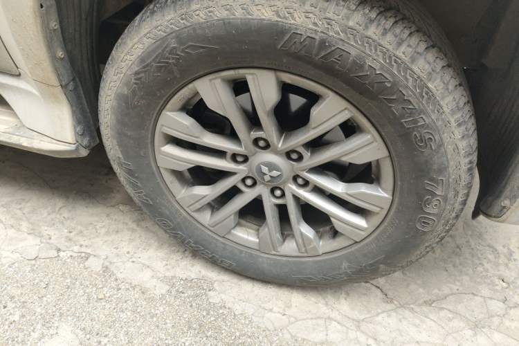 Used Mitsubishi Pajero  Right Front Wheel Hub