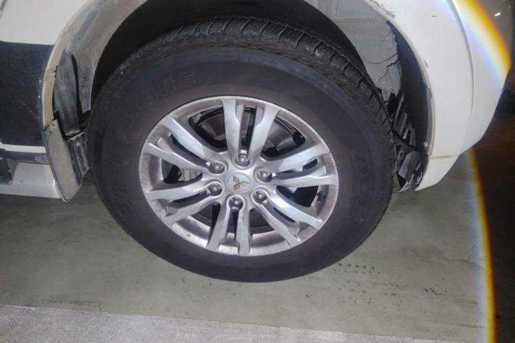 Used Mitsubishi Pajero  Right Front Wheel Hub