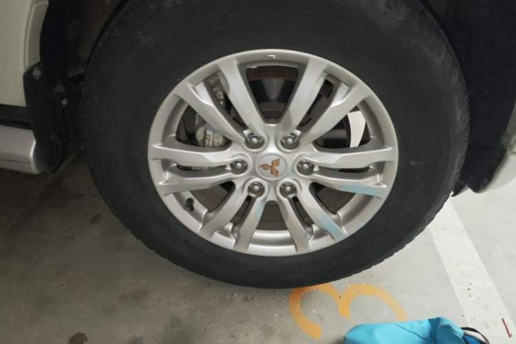 Used Mitsubishi Pajero 2019 V97 3.8L 5-Door GLS Sunroof Dual Differential – Middle East Right Front Wheel Hub